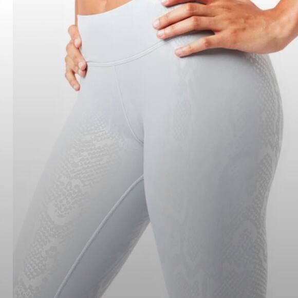 TEREZ Dove Gray Snakeskin Foil UpLift High Compression Leggings Woman’s size XL - Picture 7 of 7